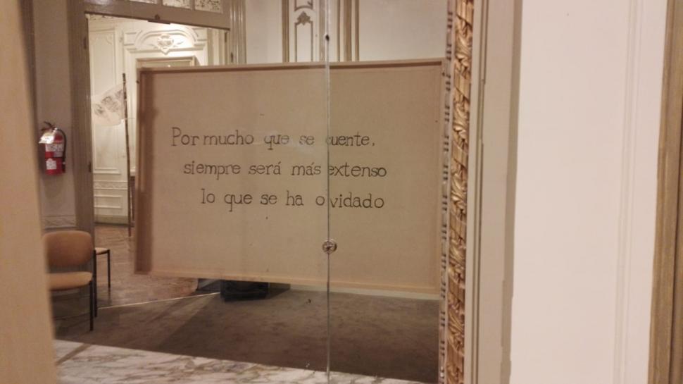 EN LA PARTE DE ATRÁS. Una frase reflejada en el espejo. LA RUTA DEL AZÚCAR CON CAJAS DE CARTÓN RECICLADAS