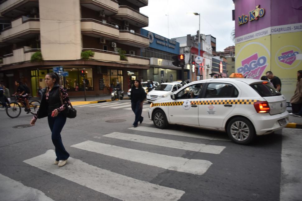 INFRACCIÓN. Un taxi espera el semáforo en la senda peatonal.