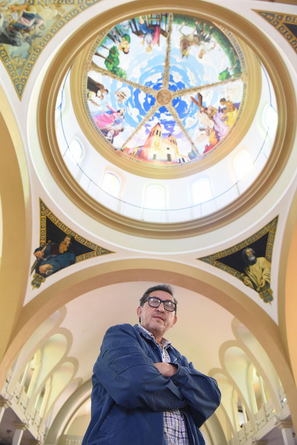 EL ARTISTA Y SU OBRA. La cúpula se encuentra en pleno centro de la ciudad del sur de la provincia y llevó muchas semanas de arduo trabajo.