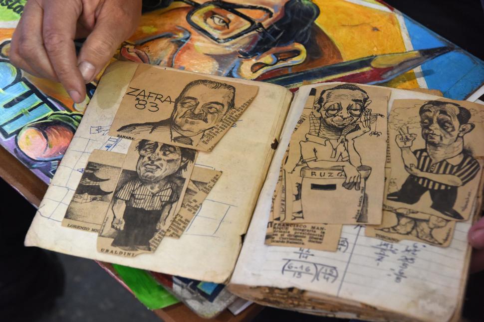 COLECCIÓN. Cuqui guarda 40 años de caricaturas en una libreta.