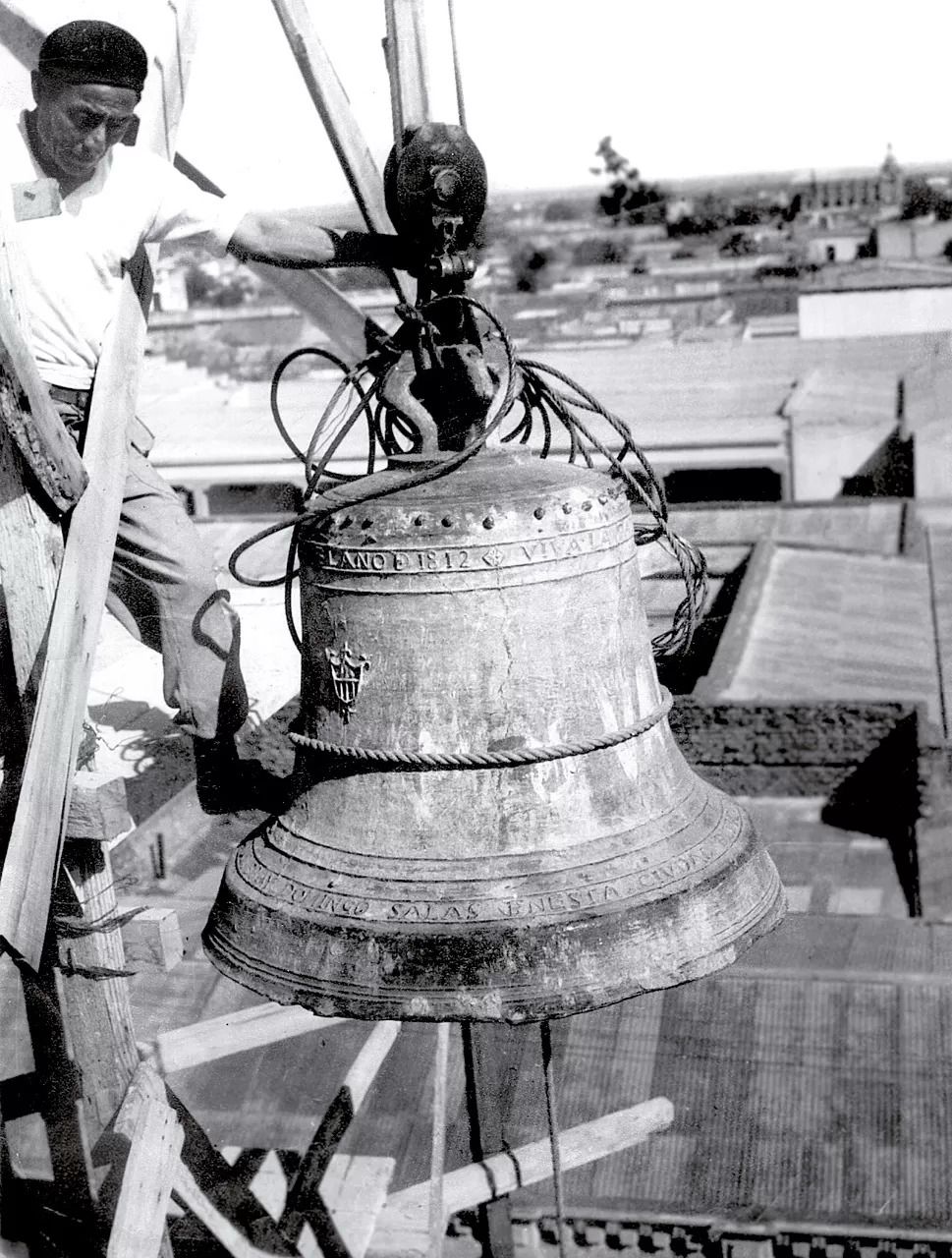 Recuerdos fotográficos: 1949. La vieja campana de Belgrano vuelve a tañer en La Merced
