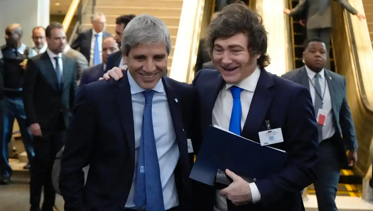 CLAVE. Las decisiones políticas y económicas tomadas por Luis Caputo y Javier Milei, en la mira de los votantes.