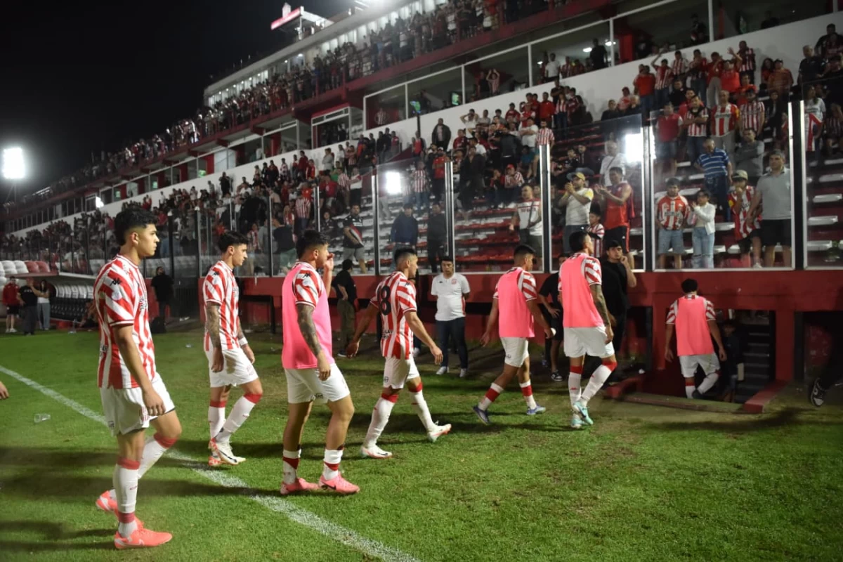 CABIZBAJOS. Así se retiró el plantel santo, luego del empate contra Quilmes en La Ciudadela.