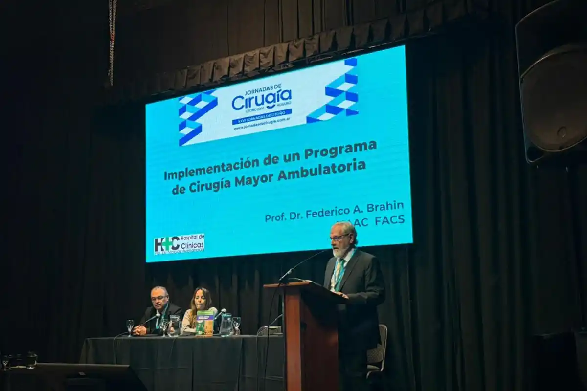 TESIS. Brahin disertando sobre la cirugía mayor ambulatoria, el tema de sus tesis doctoral. 