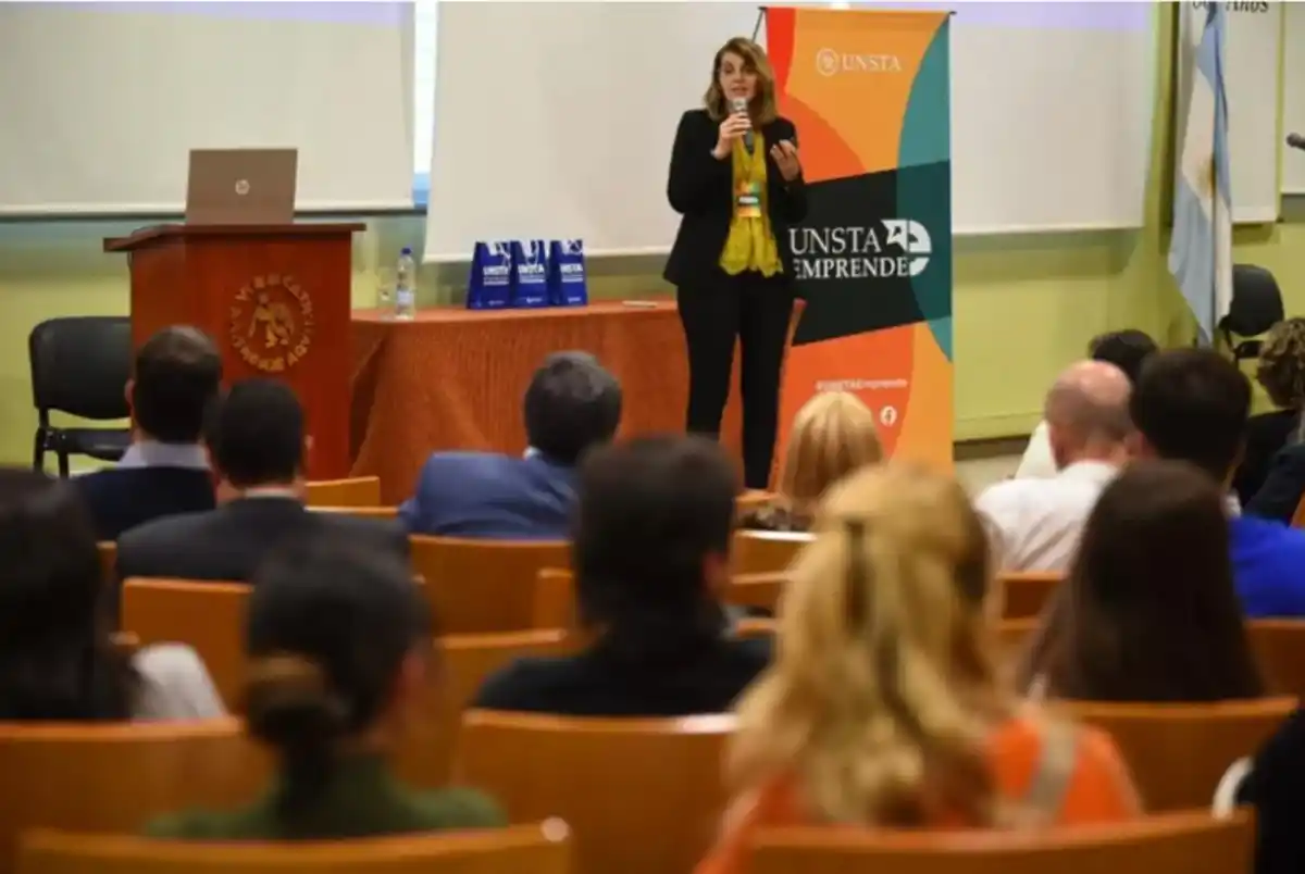 UNSTA EMPRENDE. La edición 2025 reunirá a estudiantes, docentes, empresarios y referentes sociales en tres jornadas gratuitas con charlas, talleres y paneles en Concepción, San Miguel de Tucumán y Yerba Buena. En la foto expone Patricia Ribone, gerente comercial de LA GACETA.