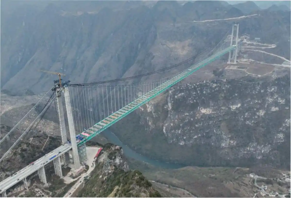 El Huajiang Grand Canyon Bridge revoluciona todo el tráfico de la región sur de China.