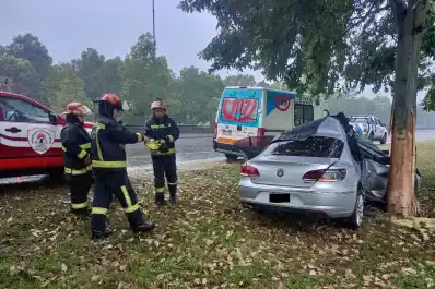 Tragedia en Tafí Viejo: un automóvil se estrelló contra un árbol y murió una persona