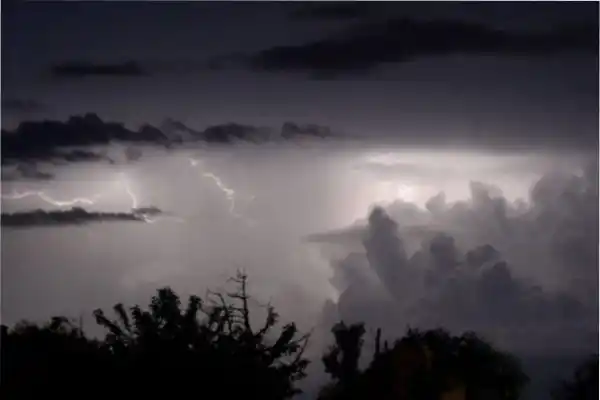 Tormentas y vientos intensos: estas son las provincias bajo alerta amarilla en Argentina