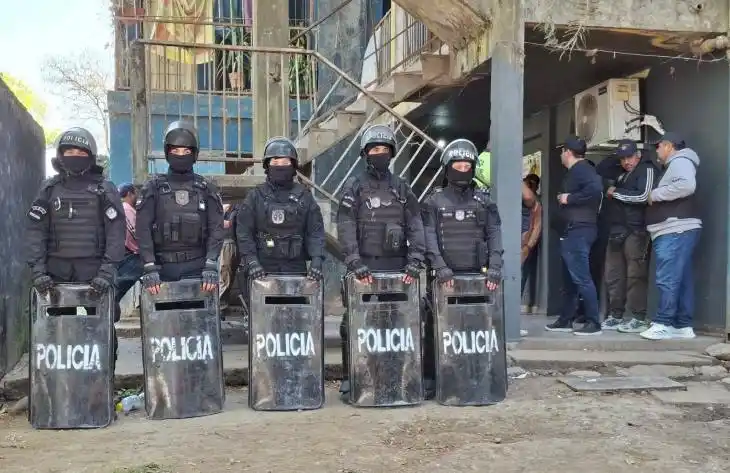 ALLANAMIENTOS. Efectivos del Departamento de Inteligencia Criminal secuestraron celulares y computadoras.