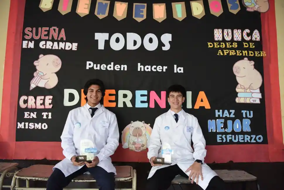 MOTIVACIÓN. Javier y Lautaro posan detrás de un cartel que resume lo que elllos mismos piensan y dicen: “todos pueden hacer la diferencia”.