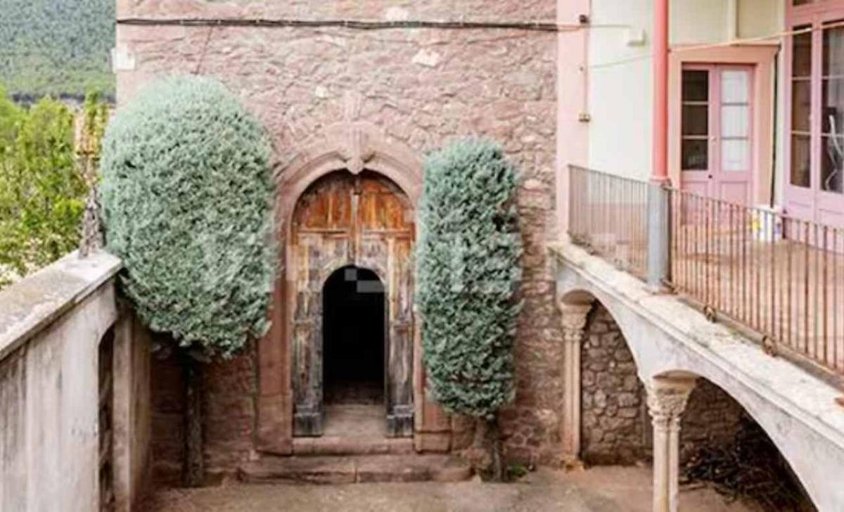 Esta es la incríble mansión de Rosalía en España que tiene a la venta hace dos años