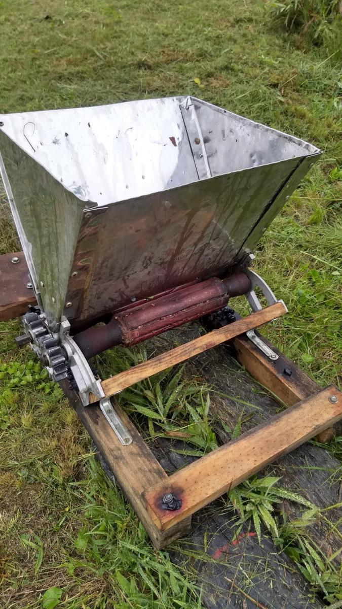 INICIATIVA. La moledora manual de uvas que se usó para hacer el vino.