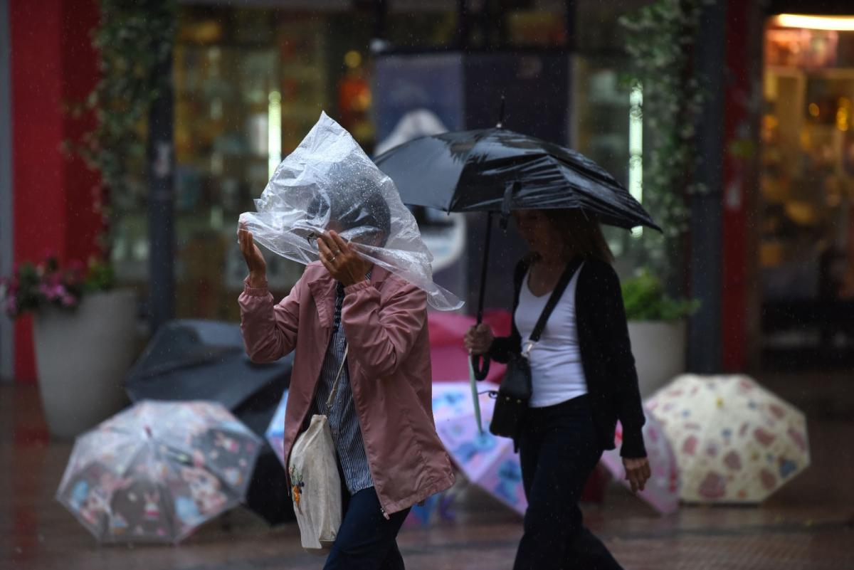 La tormenta sorprendió a los tucumanos e inundó calles en pocos minutos