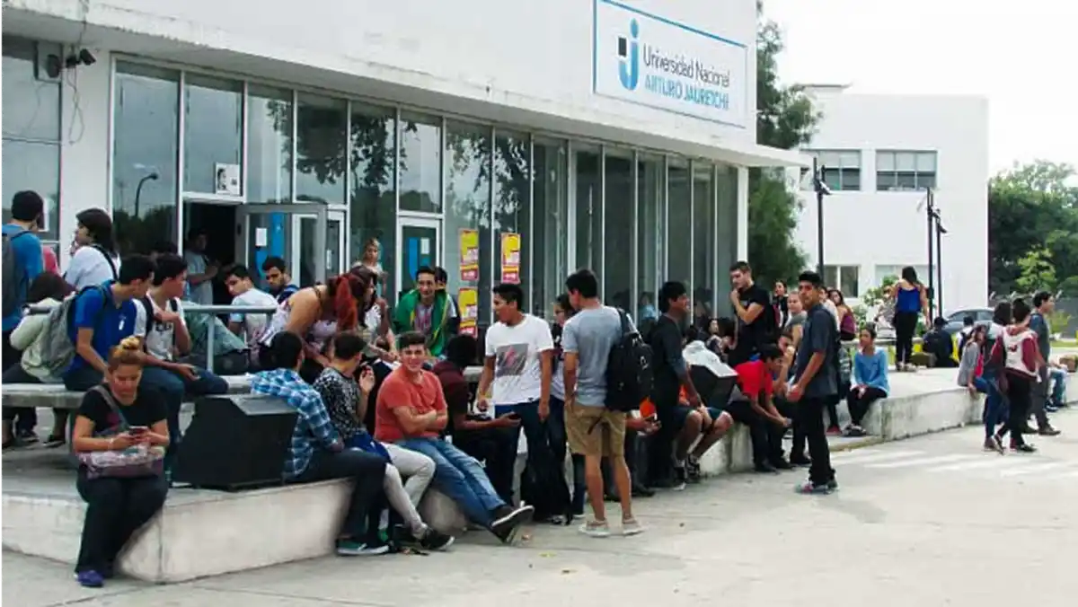 CRISIS EN LA DOCENCIA. El derrumbe salarial empuja a los profesores universitarios a buscar changas fuera de su profesión. / UNAJ