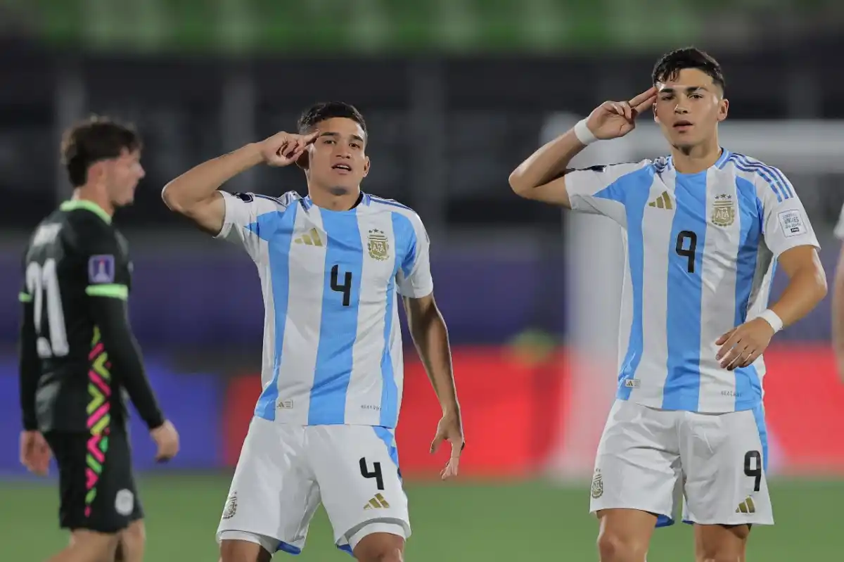 FESTEJO “ALBICELESTE” EN VALPARAÍSO. Dylan Gorosito (4) se une a la celebración de Alejo Sarco (9), autor del primer gol del equipo de Diego Placente frente a Australia por la segunda fecha del certamen.