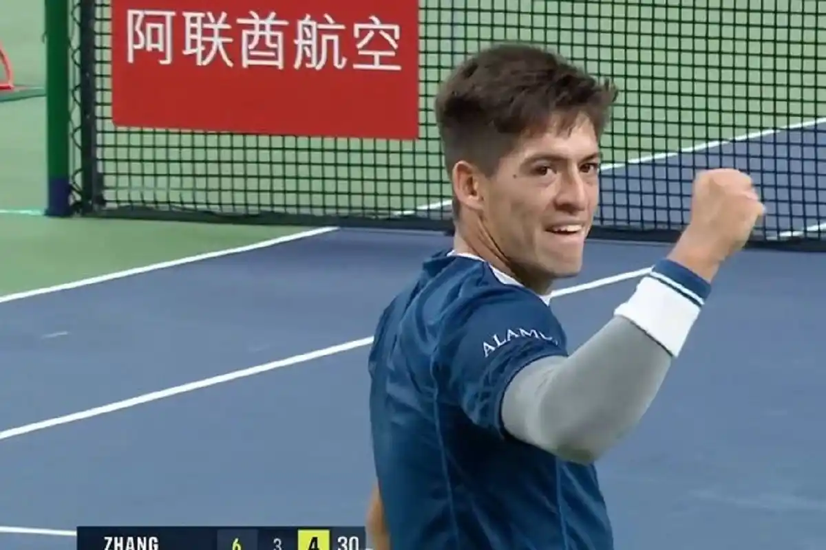 FESTEJO. Baéz celebra su triunfo en el debut del Masters 1000 de China.