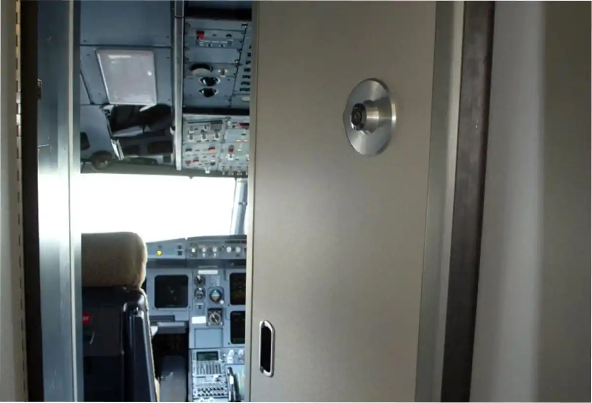 ¿Por qué los pilotos dejan la puerta de la cabina abierta?