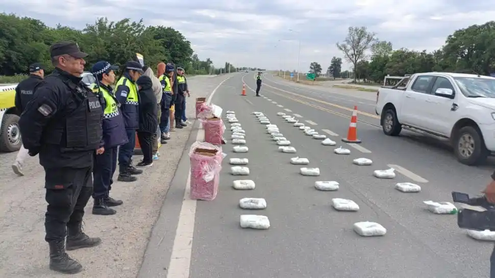 LA PRUEBA. La droga que incautaron los efectivos estaban ocultas en el interior de unas cajas que estaban perfectamente embaladas con plástico.