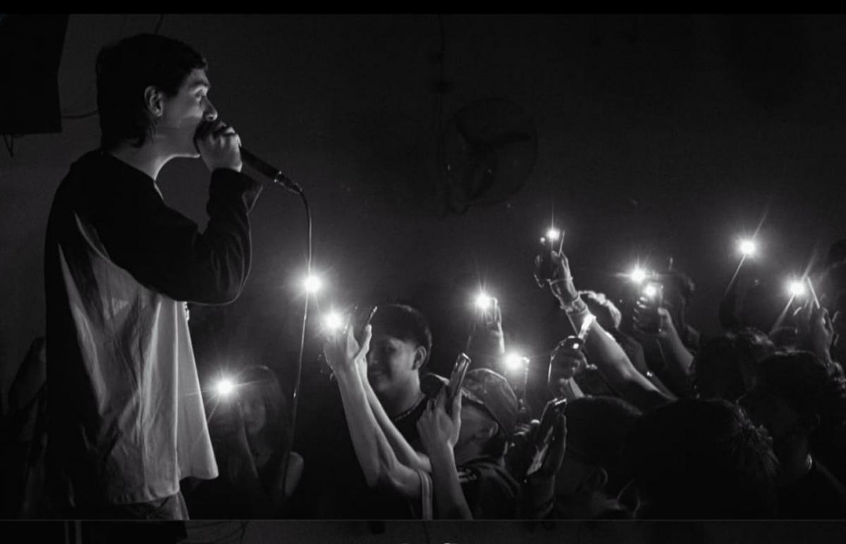 ABRIÉNDOSE CAMINO. El Flaco Salas dejó Tucumán para perseguir su sueño musical con un sonido propio entre trap, hiperpop y ambientes electrónicos. / CORTESÍA MAXI SALAS