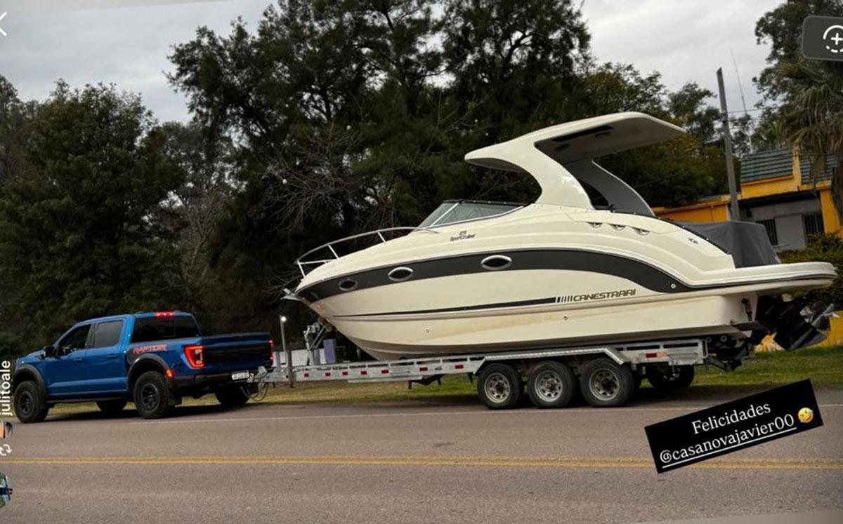 EN LAS REDES. La camioneta y la embarcación que “Chuky” mostró.