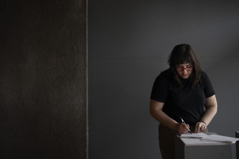 AL PAPEL. Rosario Brito Soler se ocupa de anotar cada concepto.