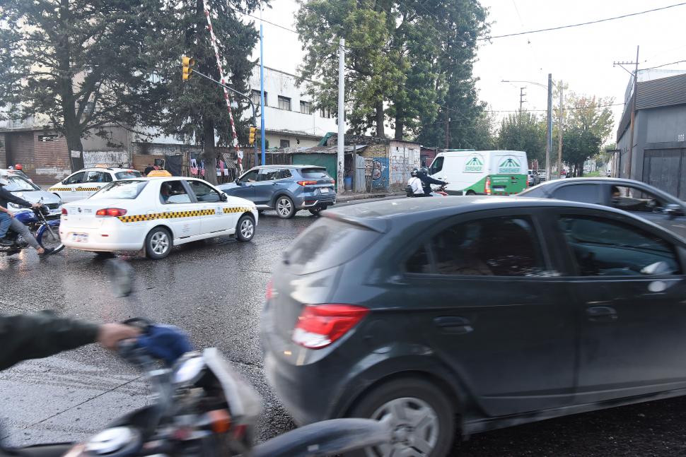 EMBOTELLAMIENTOS. El tránsito se vuelve un caos en la intersección.