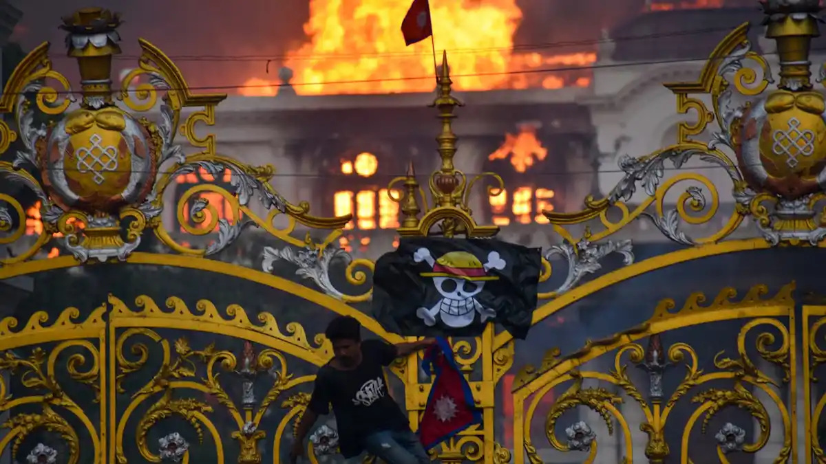 EN NEPAL. La bandera de One Piece flameó, ante la sede del Gobierno de Nepal en Kathmandu. / EPV