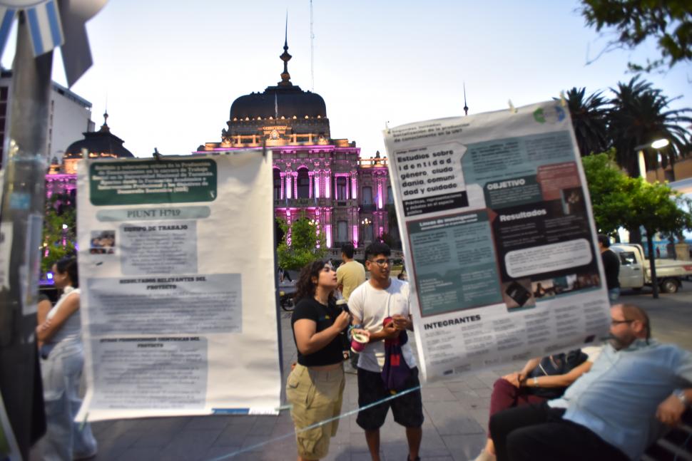 PLAZA INDEPENDENCIA: Docentes y estudiantes universitarios expusieron trabajos y emprendimientos.