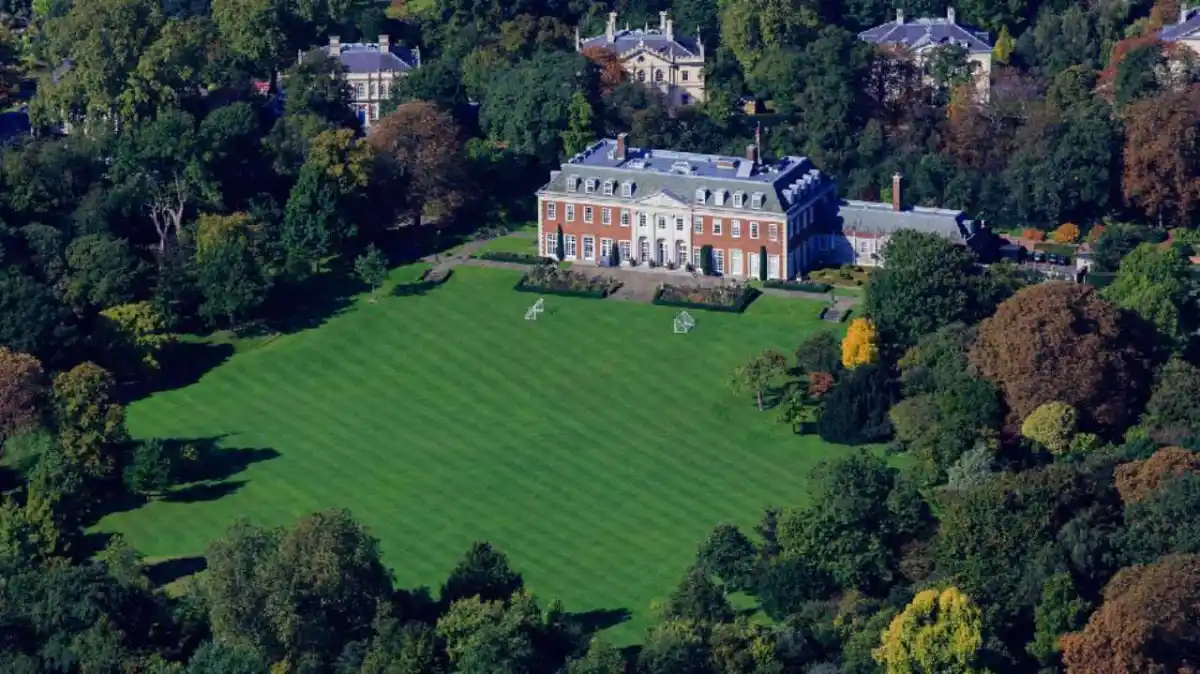 Así es la mansión del tamaño de siete canchas de fútbol en el centro de Londres: lujo, privacidad y eventos históricos