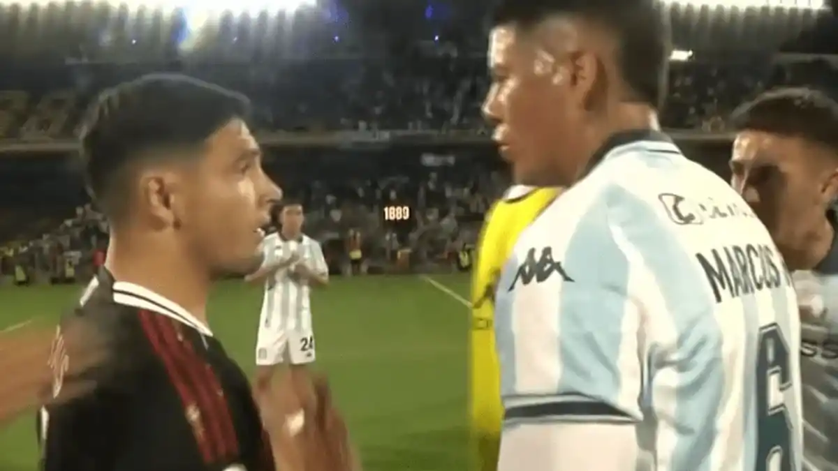 Al final del partido, Salas se cruzó con Agustín Almendra.