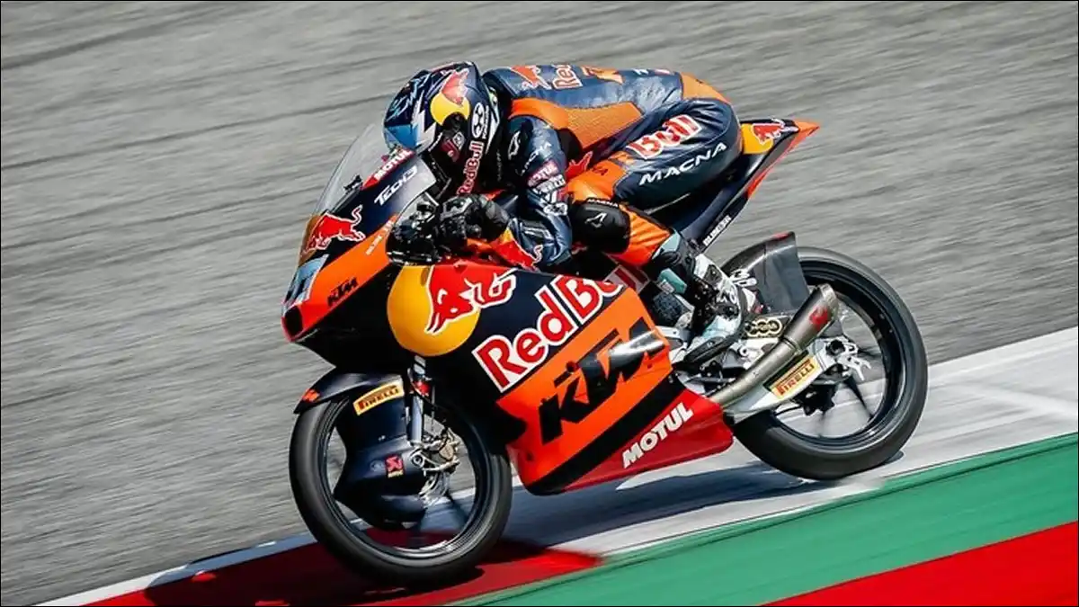 FUERTE CAÍDA EN MOTO3. Valentín Perrone terminó en el hospital tras ser chocado por otro competidor durante la práctica libre en Indonesia.