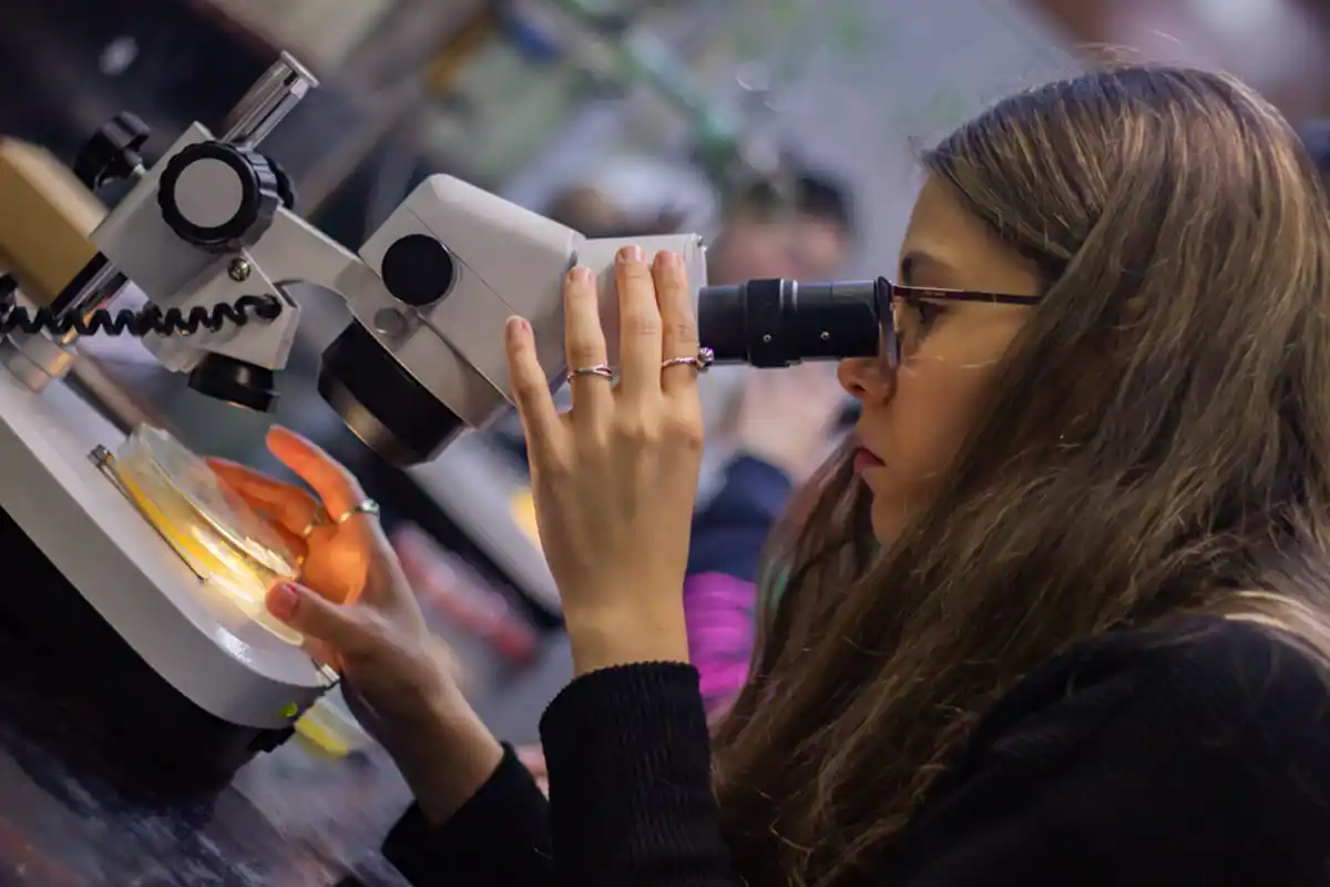 BECAS PARA CIENTÍFICAS JÓVENES. El programa Marie Skłodowska-Curie apoya a mujeres científicas y ofrece pasantías internacionales. / PEXELS