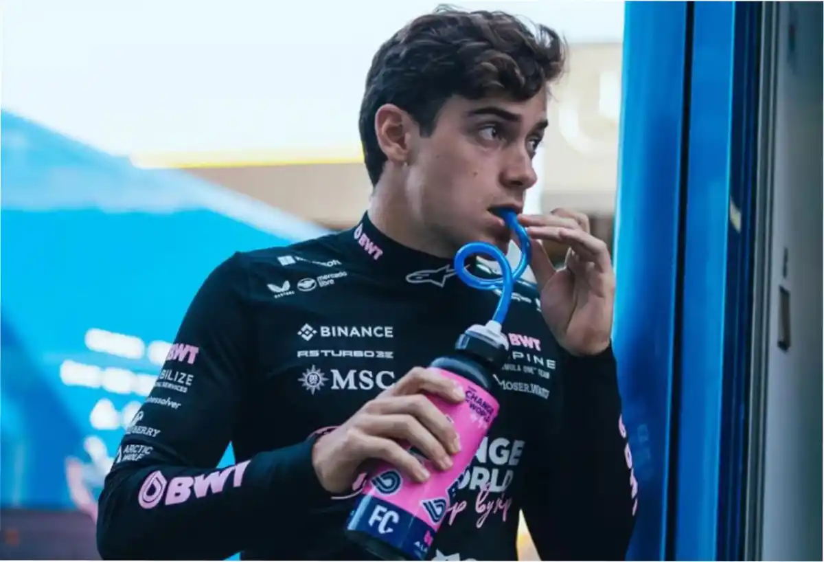 El traje que usa Franco Colapinto en Singapur.