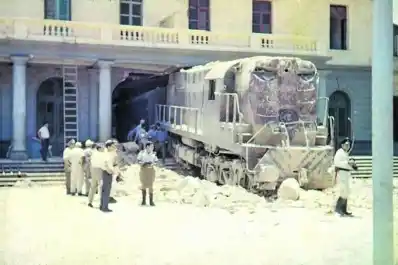 Recuerdos fotográficos: 1965. Cuando el tren salió a la calle frente a la plaza Alberdi