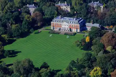 Así es la mansión del tamaño de siete canchas de fútbol en el centro de Londres: lujo, privacidad y eventos históricos