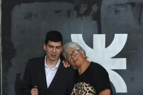 Un alumno ciego de la UTN está a puntos de recibirse gracias a la ayuda de su mamá