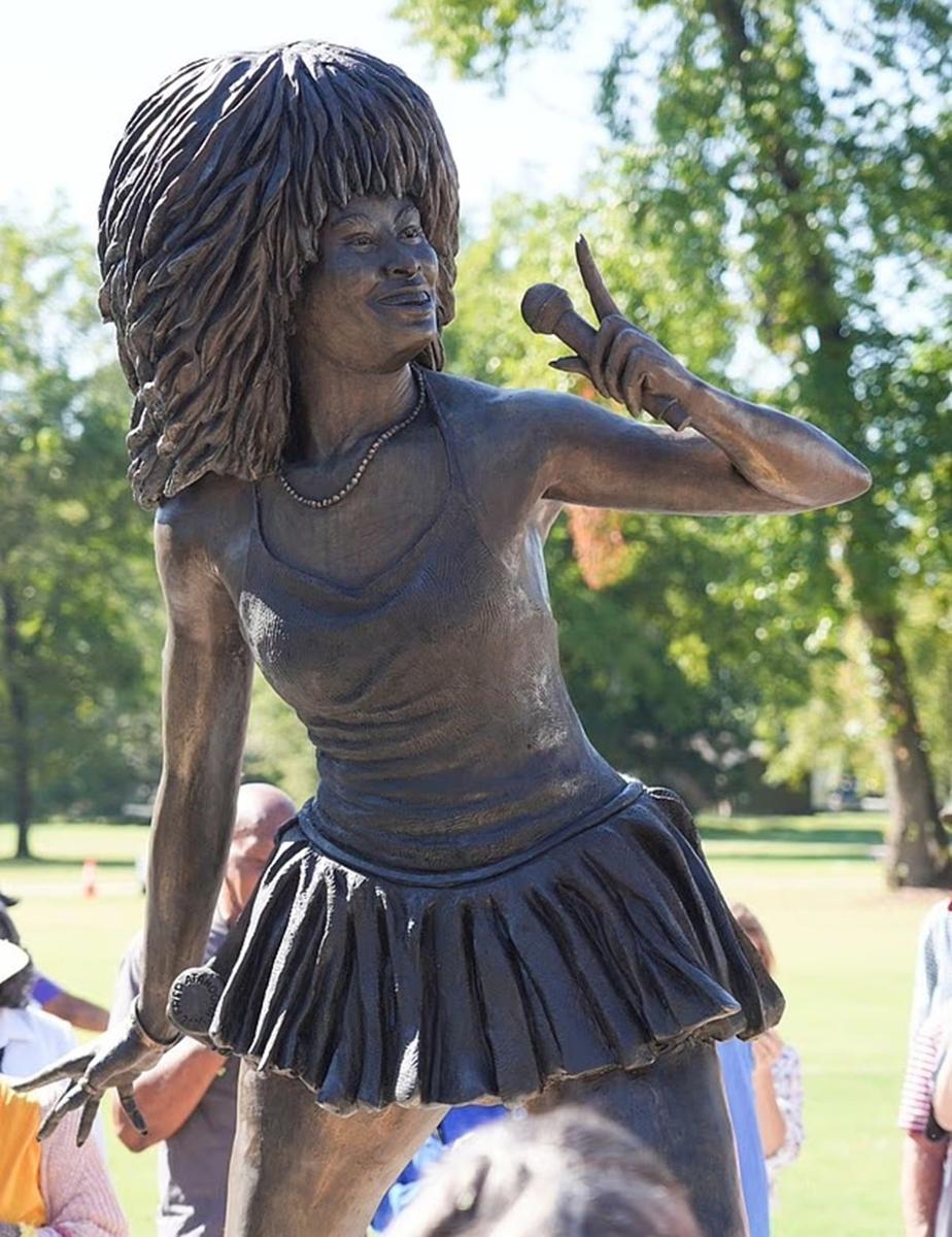 Así luce la polémica estatua de Tina Turner