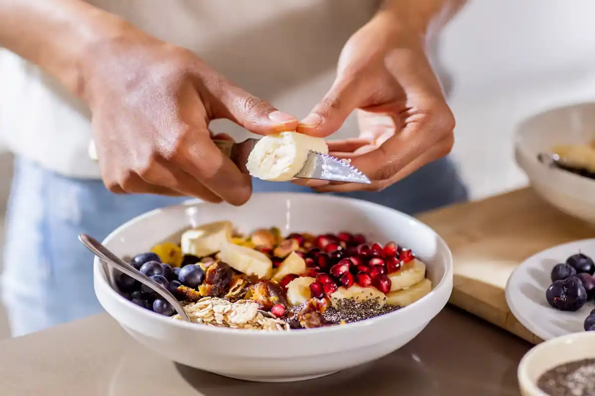 A qué hora desayunar para quemar más grasas, según una experta en metabolismo