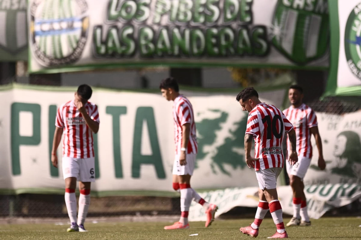 DESAZÓN. Los jugadores de San Martín se retiran cabizbajos de Los Polvorines, tras un empate que dejó sabor a poco y la obligación de definir el Reducido lejos de casa.