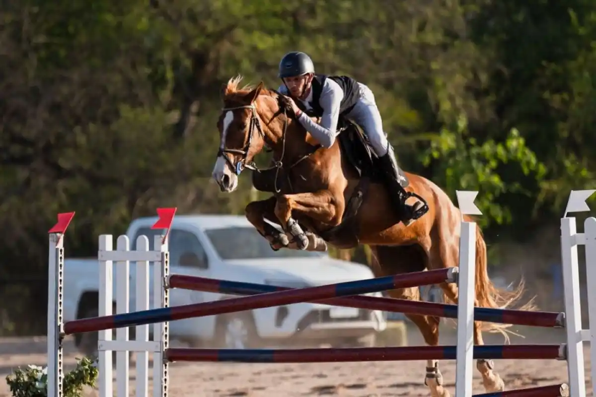 GRAN NIVEL. Lautaro Franchi, montando a “La Liofila Cordillera”, se adjudicó la prueba principal de la primera jornada.