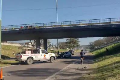 Accidente en la ruta 9: perdió el control del auto y chocó contra la columna de un puente