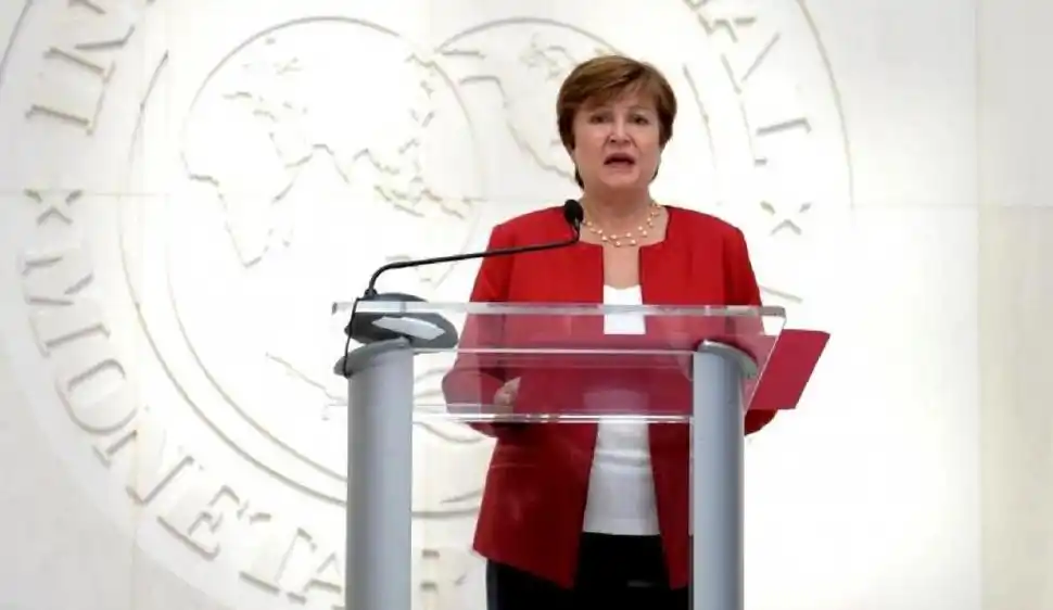 ENCUENTRO. La directora gerente del FMI, Kristalina Georgieva, espera por la reunión que mantendrá con el equipo que conduce Luis Caputo.