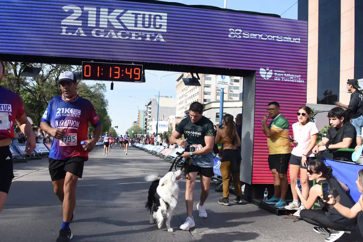 Un corredor tucumano corrió con su perro y emocionó a todos en la competencia. 