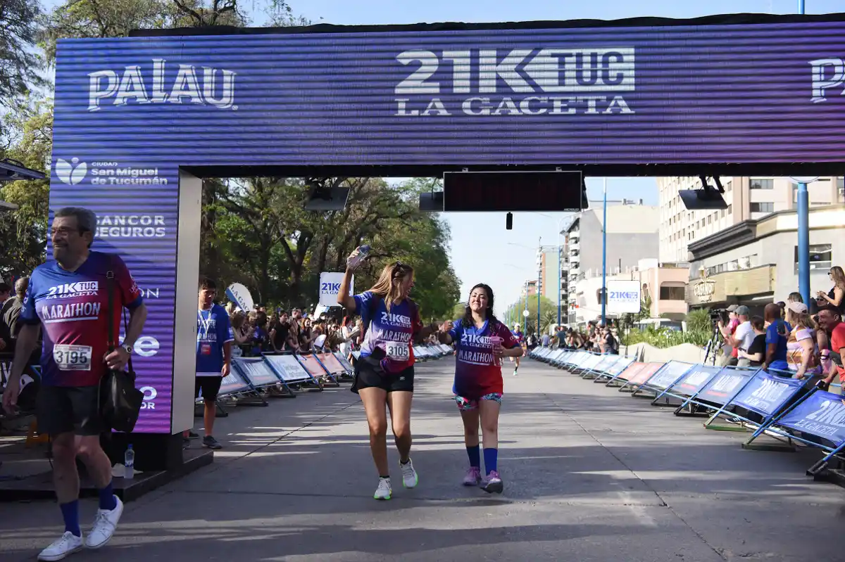 María de la Paz corrió su primera carrera en los 21K LA GACETA y emocionó a todos