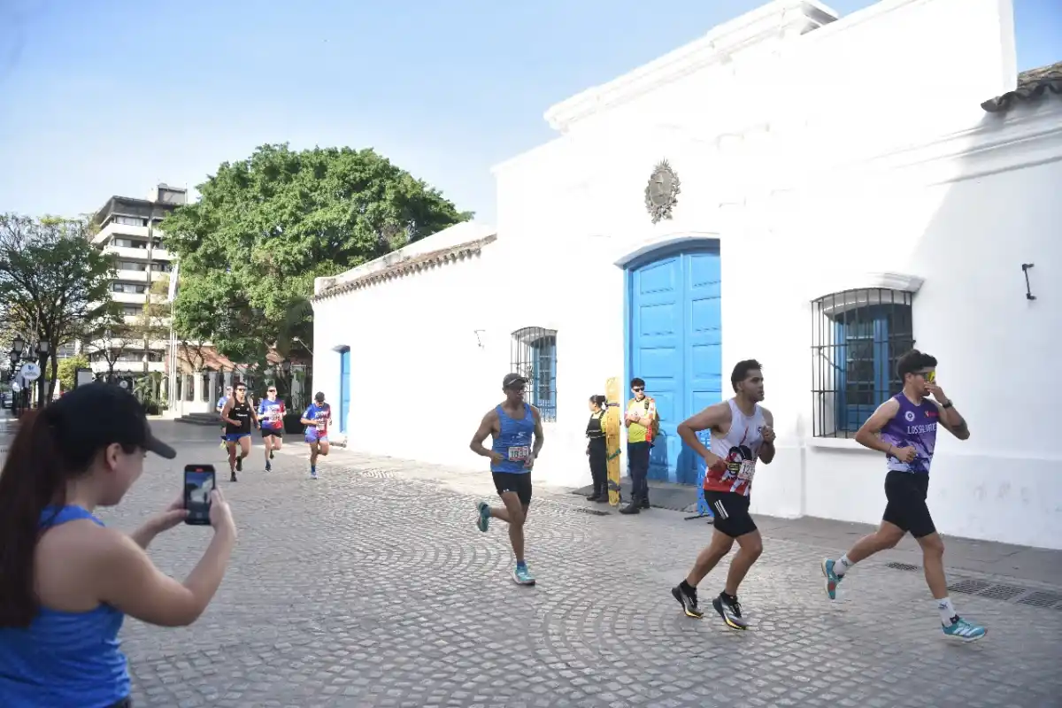 EN MOVIMIENTO. Los runners pasaron por la Casa Histórica, en un recorrido que combinó cultura y deporte.