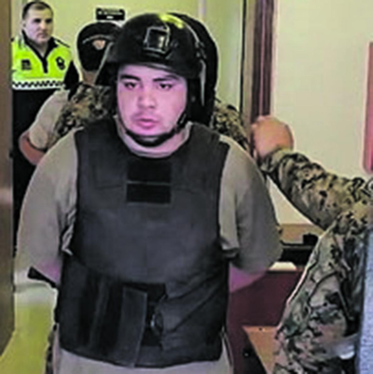 PREVIO AL TRASLADO. El momento en que Facundo Ale es llevado hacia el penal de Benjamín Paz.