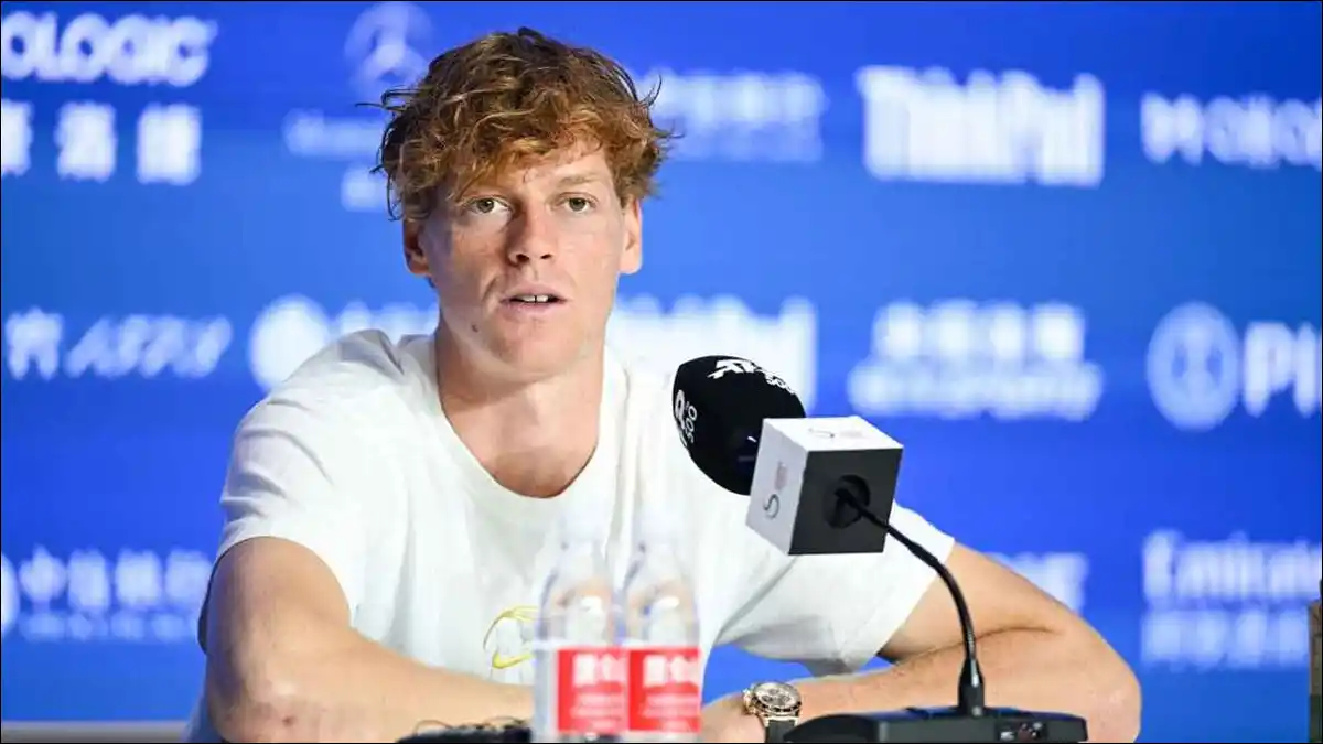 DIPLOMÁTICO. Jannik Sinner contestó con calma a las acusaciones de Alexander Zverev sobre las superficies del circuito.