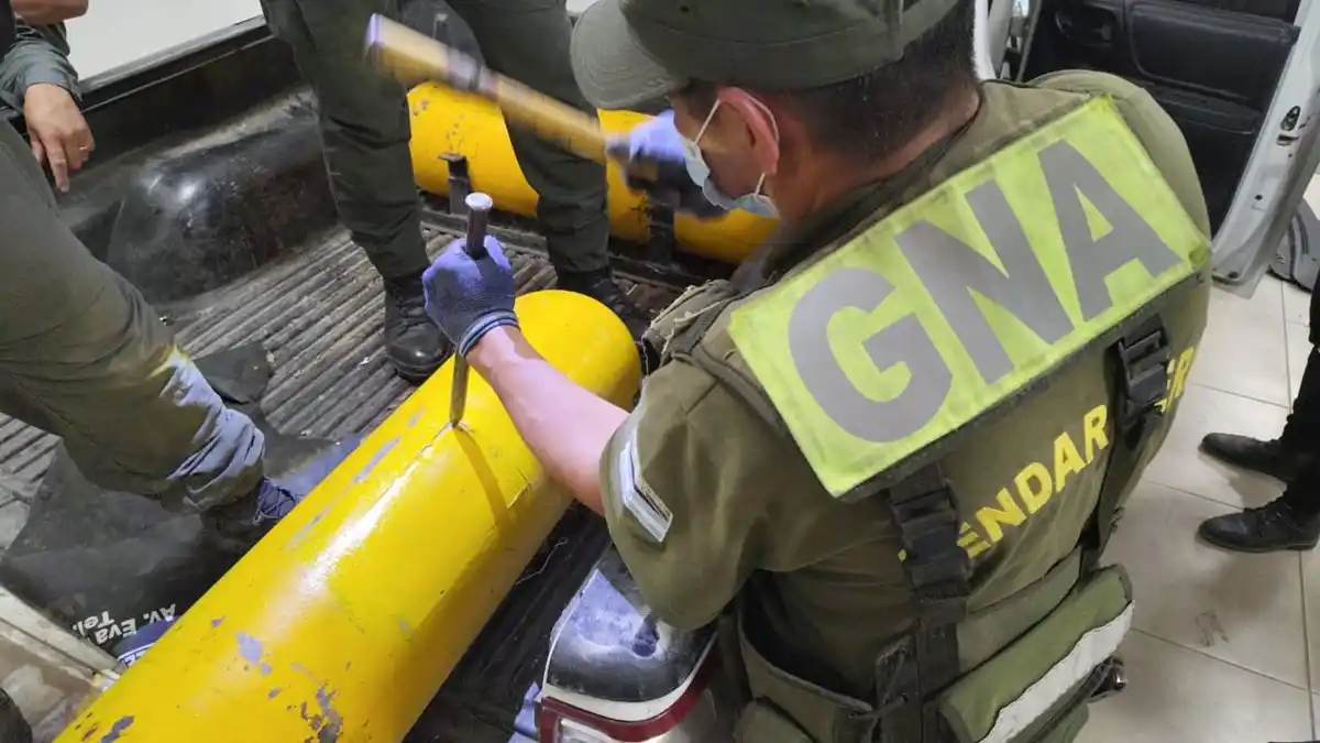 Rellenaron tubos de GNC y ocultaron 86 kilos de cocaína en una pick up: fueron detenidos en Tucumán