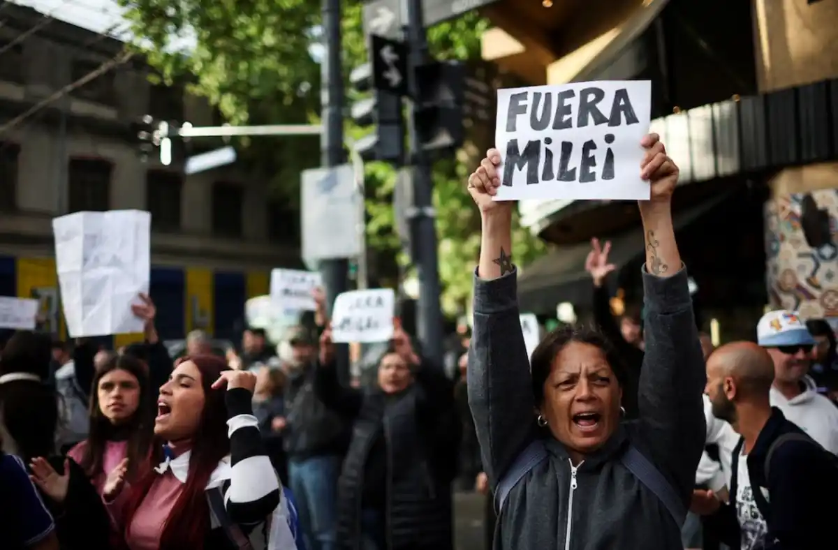 INCIDENTES. Mientras el presidente Javier Milei se preparaba para presentar su nuevo libro, “La Construcción del Milagro”, en el estadio Movistar Arena, manifestantes se enfrentaron con la policía en las afueras del predio.