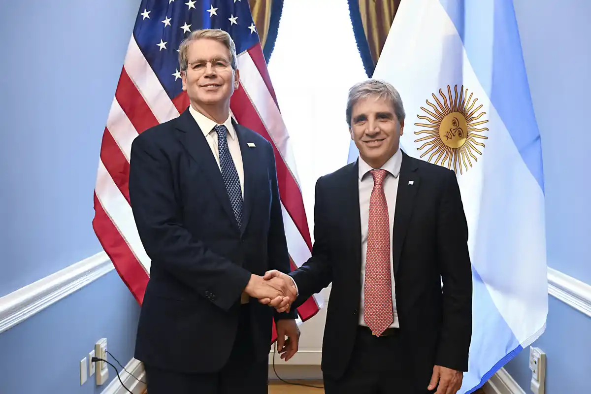 Luis Caputo y Scott Bessent. 